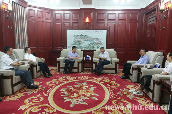 首屆武漢大學“茅臺獎學金”頒獎(圖1) 首屆武漢大學“茅臺獎學金”頒獎(圖1)