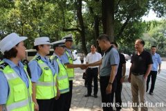 武漢大學(xué)校領(lǐng)導(dǎo)看望慰問(wèn)暑期在崗一線師生員工