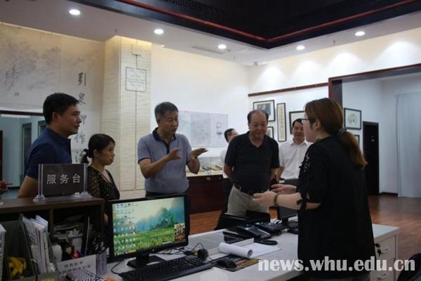武漢大學校領導看望慰問暑期在崗一線師生員工(圖2) 武漢大學校領導看望慰問暑期在崗一線師生員工