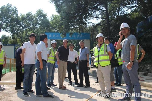 武漢大學校領導看望慰問暑期在崗一線師生員工(圖3) 武漢大學校領導看望慰問暑期在崗一線師生員工