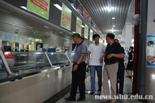 武漢大學校領導看望慰問暑期在崗一線師生員工(圖4) 武漢大學校領導看望慰問暑期在崗一線師生員工