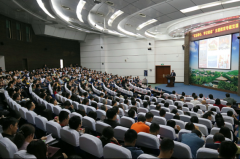 圍繞“四個講清楚”講授專題黨課