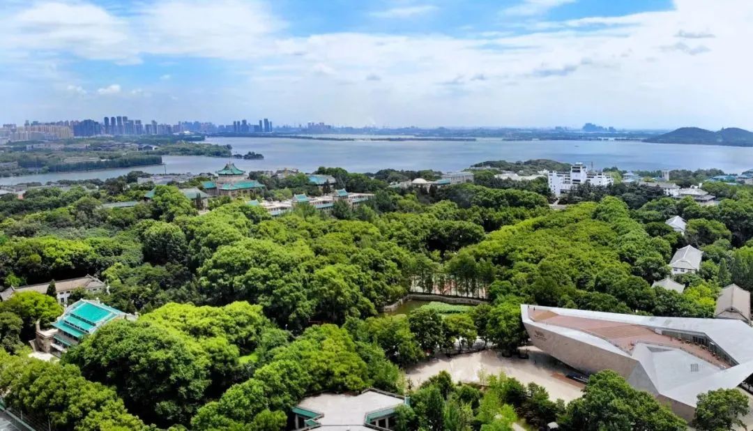 晝晷已云極，宵漏自此長。珞珈清景是微涼(圖1)