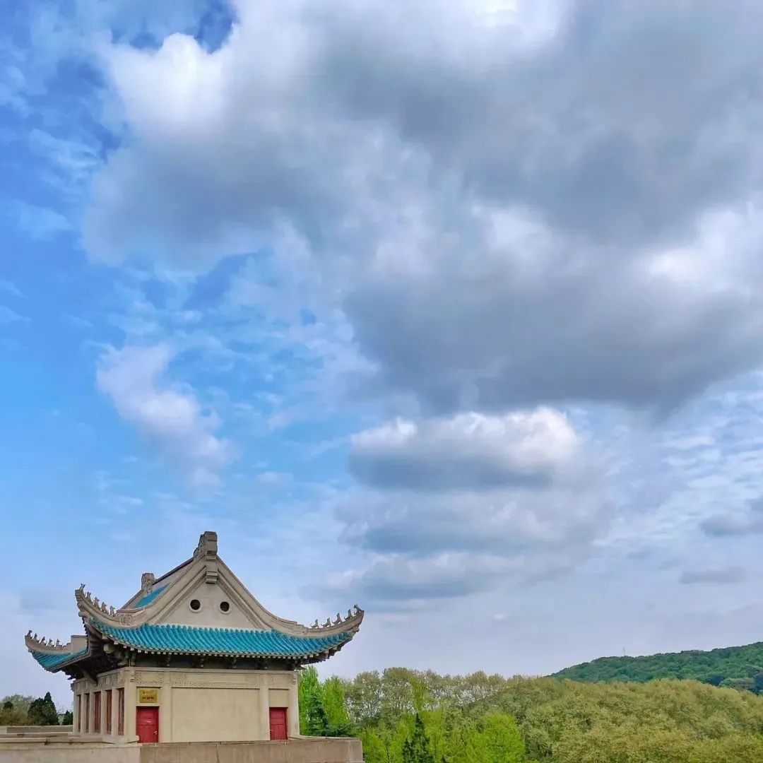 晝晷已云極，宵漏自此長。珞珈清景是微涼(圖10)