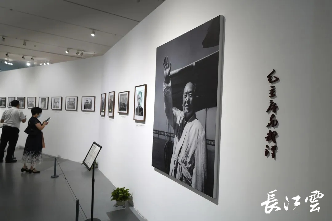 毛澤東主席藝術形象展在武漢大學開展，近半展品首次亮相！(圖2)